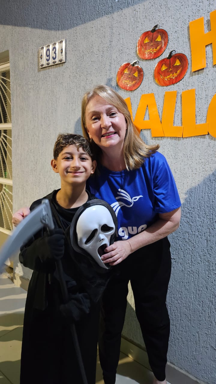 Teacher Marta com aluno fantasiado na festa de Halloween da escola