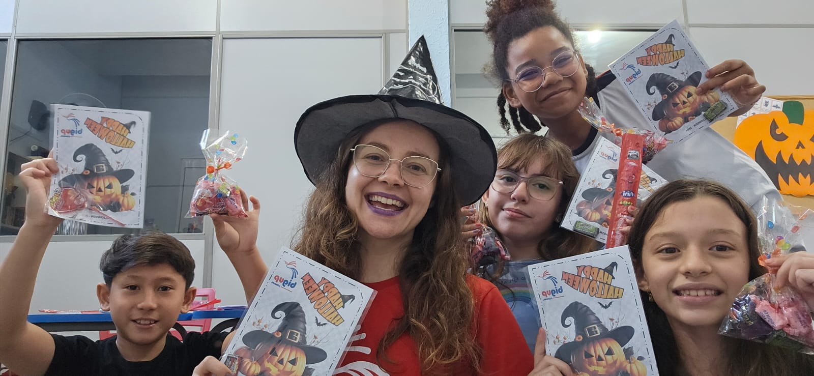 Teacher e alunos comemorando o Halloween com atividades em inglês