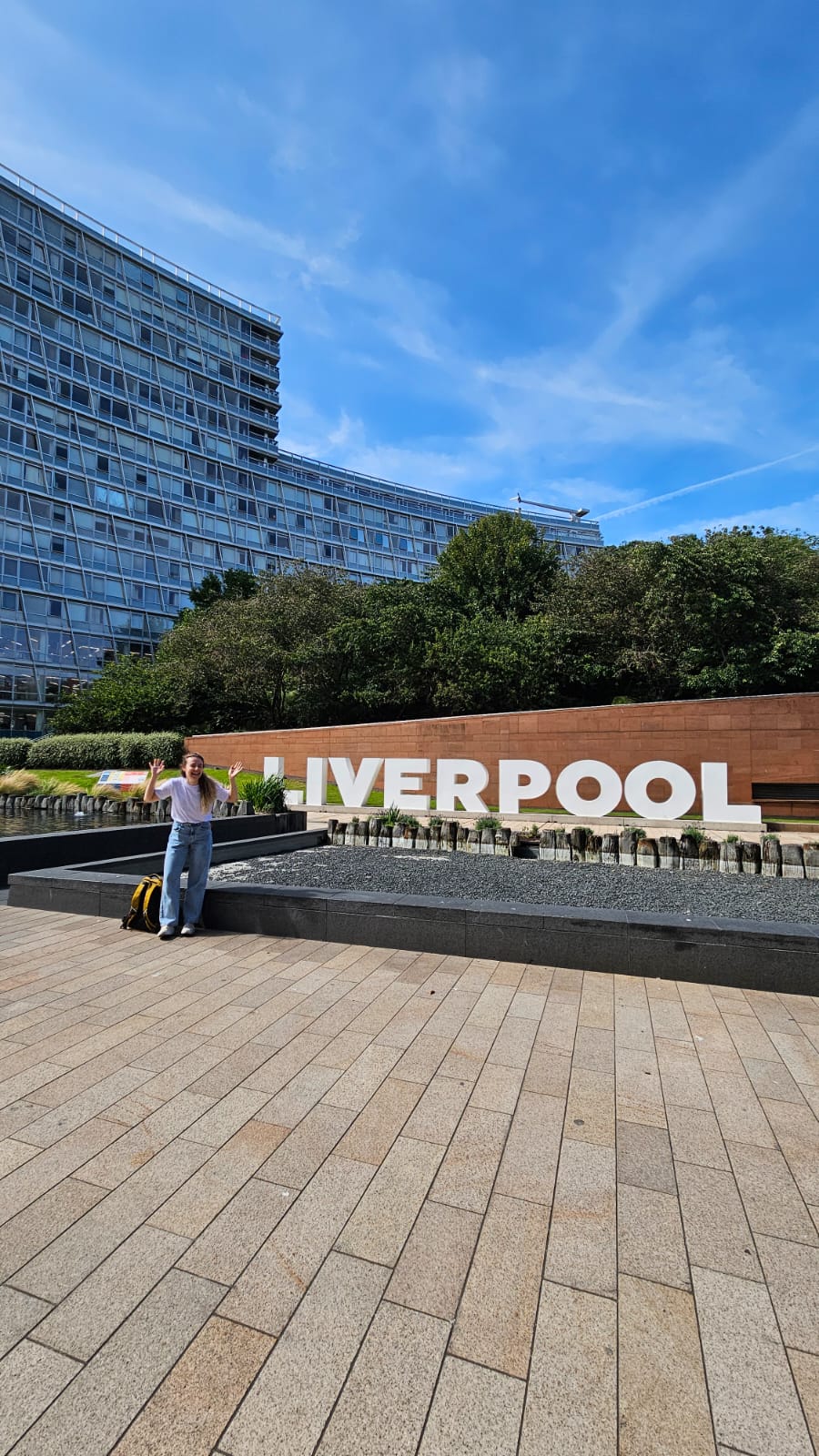 Teacher Nicole em frente ao letreiro de Liverpool, na Inglaterra