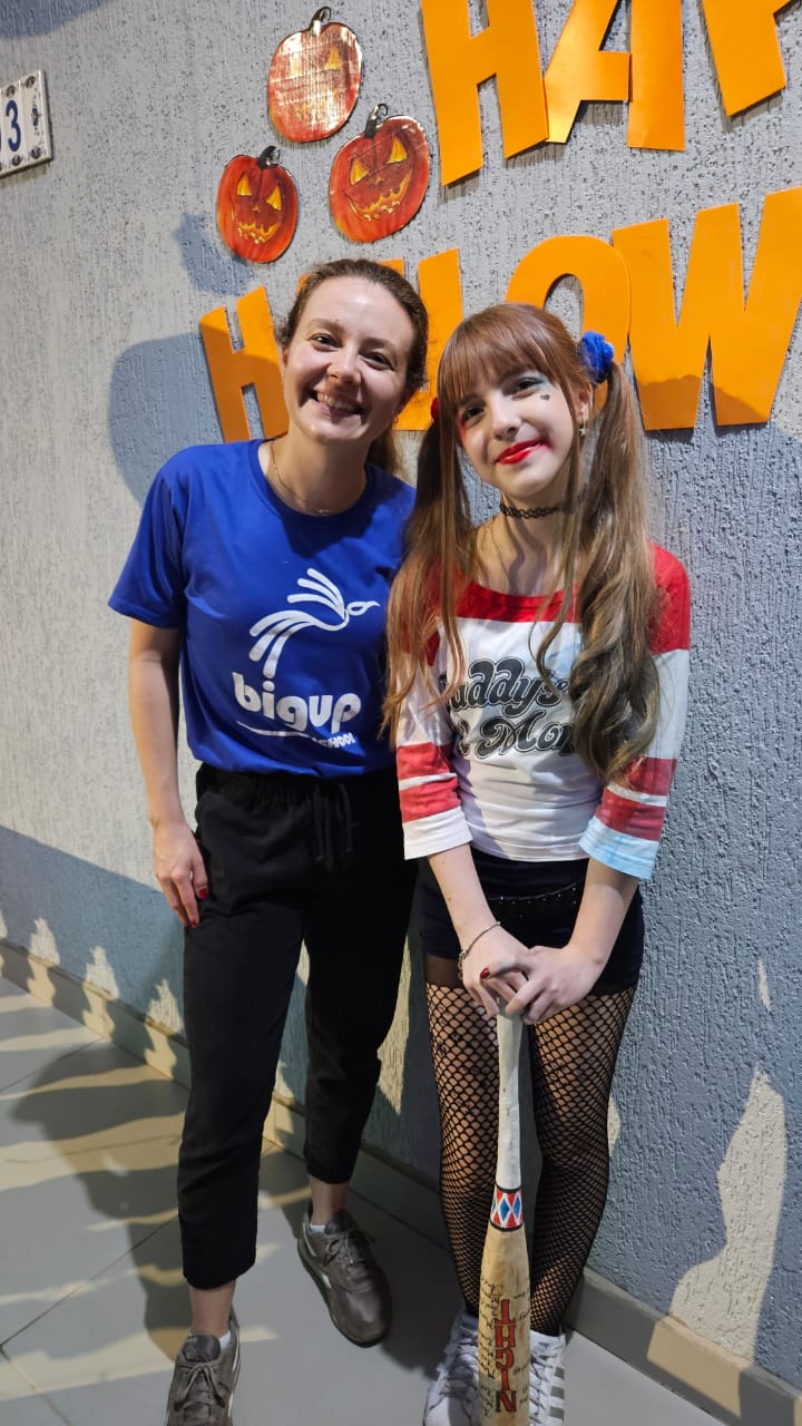 Professora e aluna fantasiada na festa de Halloween da BigUp School
