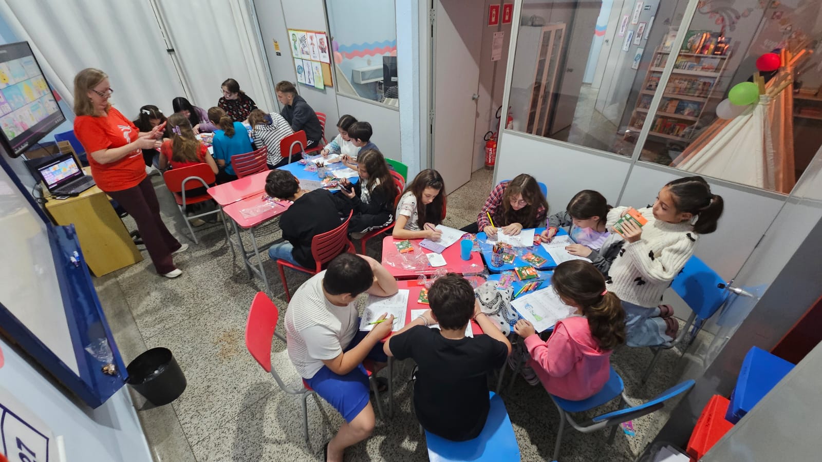 Vista das salas da BigUp School com turmas em atividades de inglês